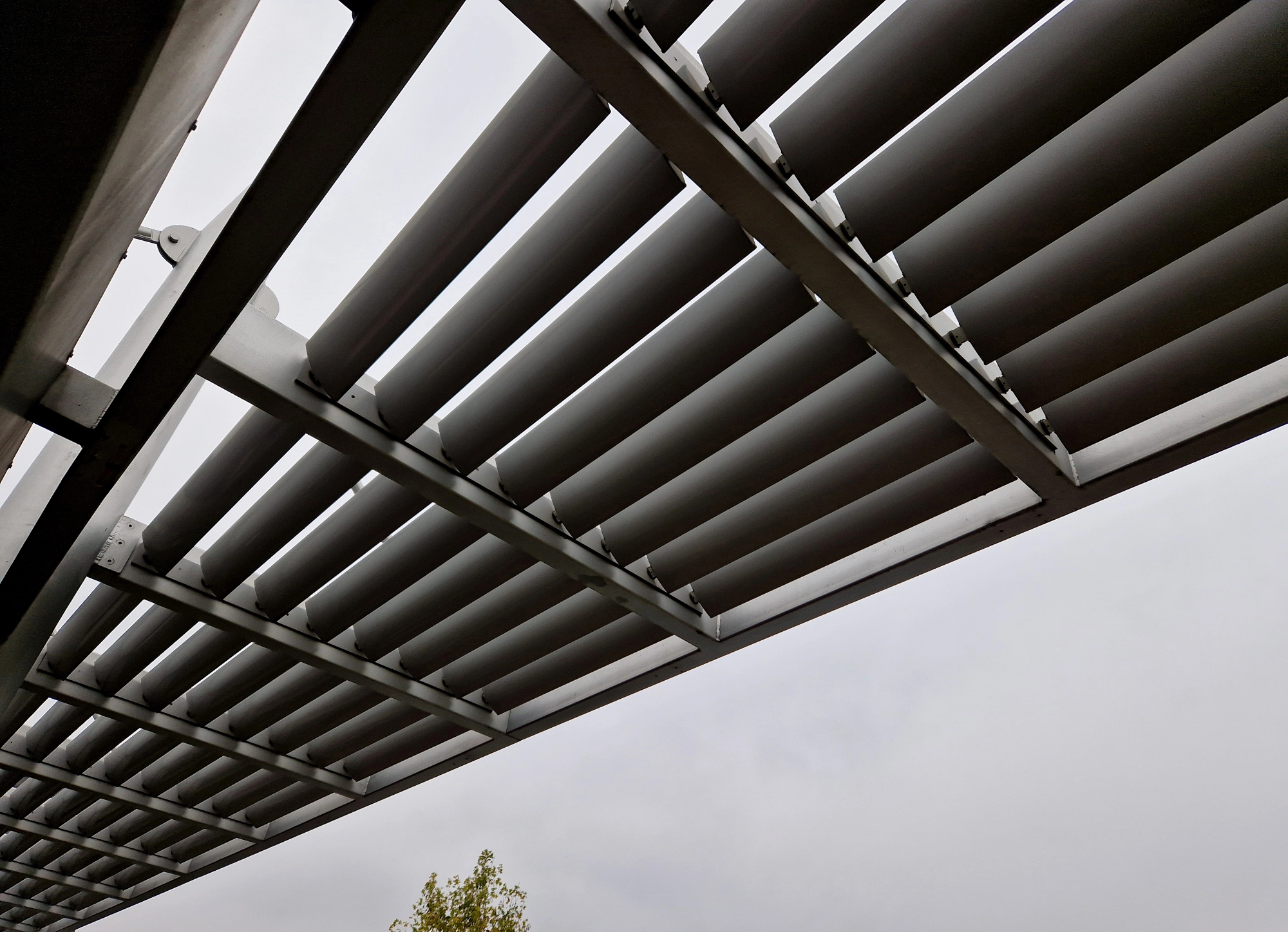 Prijetna bioklimatska pergola pri sosedu navdihuje